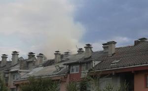 Foto: Radiosarajevo.ba / Gori krov zgrade u sarajevskom naselju na Dobrinji