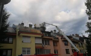 Foto: Radiosarajevo.ba / Gori krov zgrade u sarajevskom naselju na Dobrinji