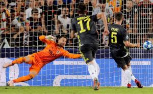 Foto: EPA-EFE / Miralem Pjanić postiže drugi gol za Juventus u pobjedi nad Valencijom