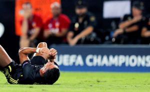 Foto: EPA-EFE / Cristiano Ronaldo u suzama napušta teren u Valenciji