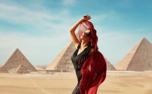 Foto: Vogue / Ema Golijanin na piramidama u Egiptu