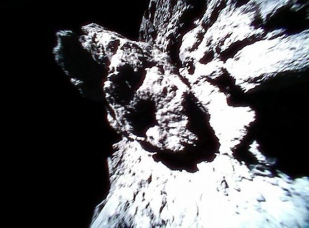 Foto: JAXA/Fotke s površine asteroida