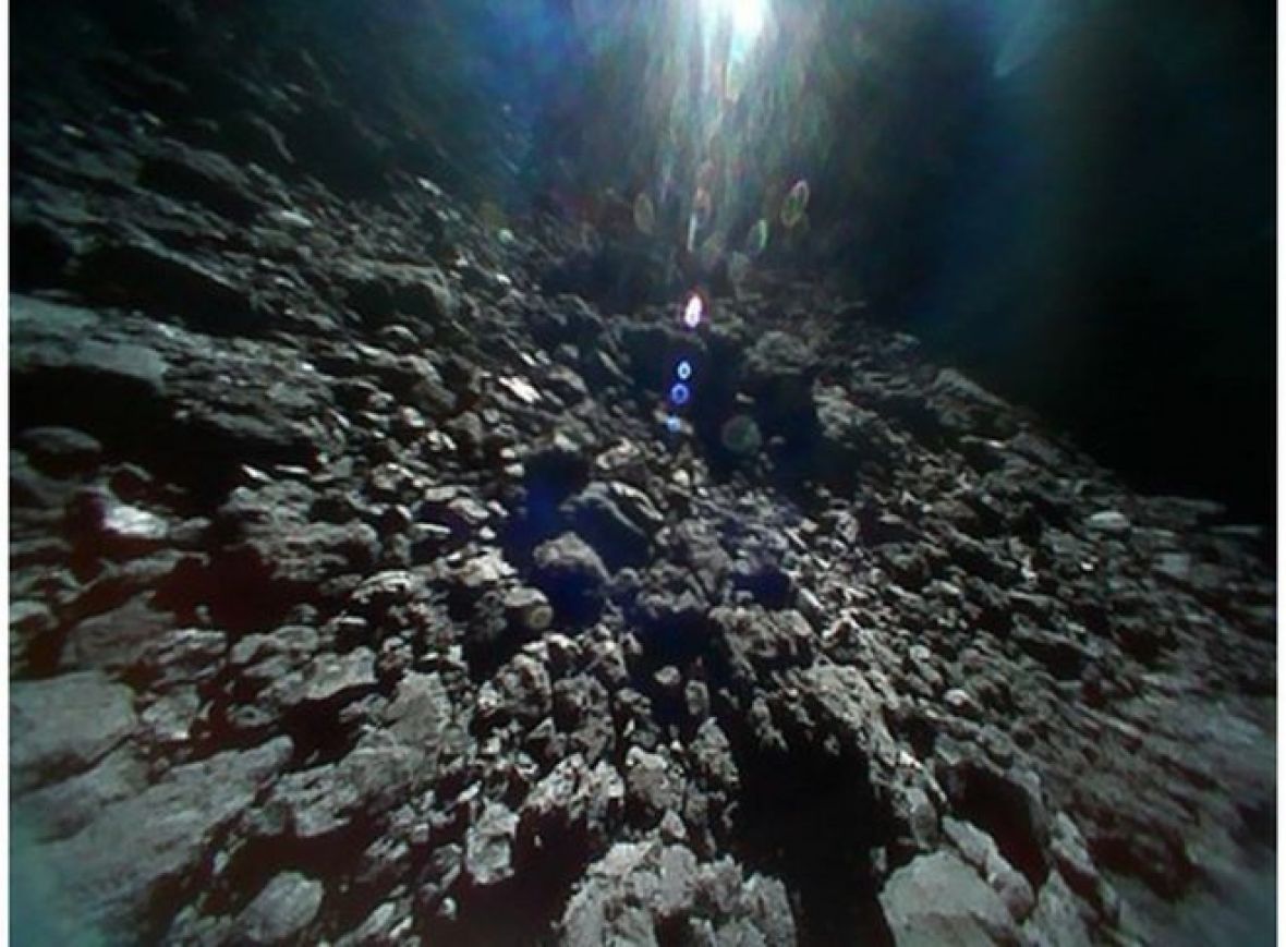 Foto: JAXA/Fotke s površine asteroida