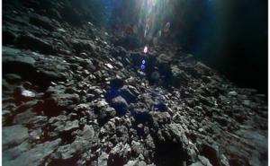 Foto: JAXA / Fotke s površine asteroida