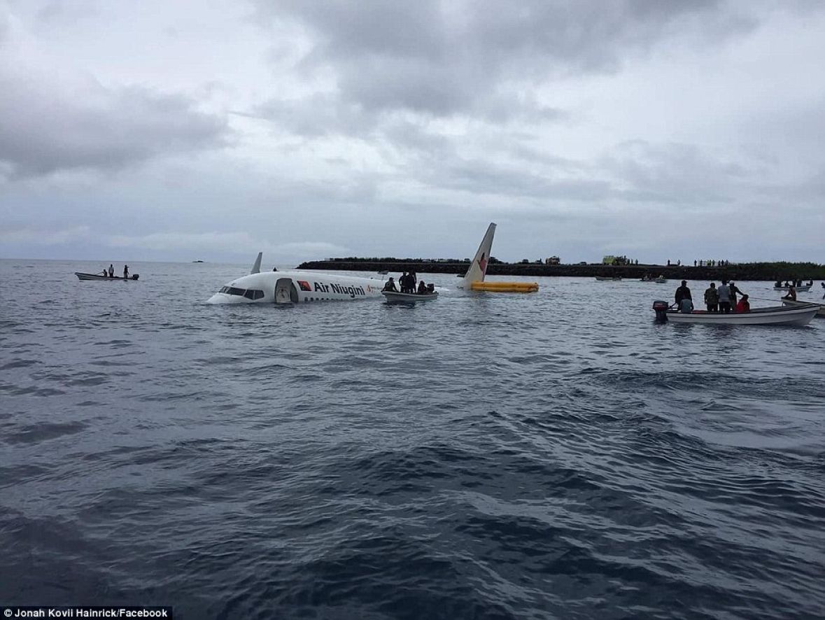 Facebook/Avion aviokompanije Air Niugini koji je letio iz Mikronesije na otok Weno u Papua Novoj Gvineji srušio se u Tihi okean