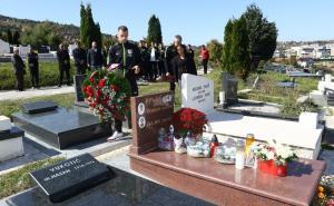 Foto: Dženan Kriještorac / Radiosarajevo.ba / Delegacija FK sarajevo na grobu Vedrana Puljića