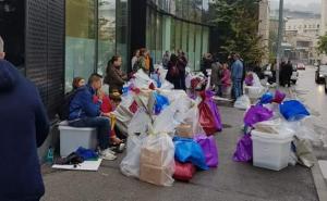 FOTO: Facebook / Glasački materijal na trotoaru u vrećama u sred Tuzlr