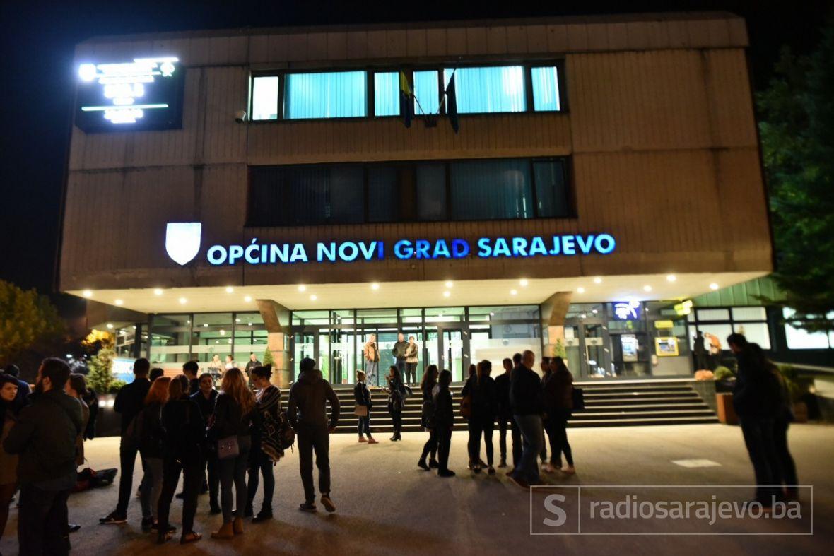 Foto: Dženan Kriještorac / Radiosarajevo.ba/Ispred zgrade Općine Novi Grad okupili se posmatrači, sumnjaju u izbornu krađu