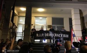 Foto: Bljesak.info / Paljenjem svijeća završena je protestna šetnja u Mostaru protiv izbora Željka Komšića 