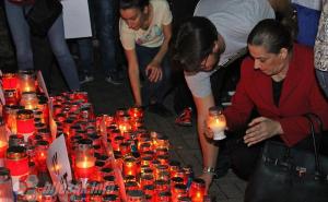 Foto: Bljesak.info / Paljenjem svijeća završena je protestna šetnja u Mostaru protiv izbora Željka Komšića 