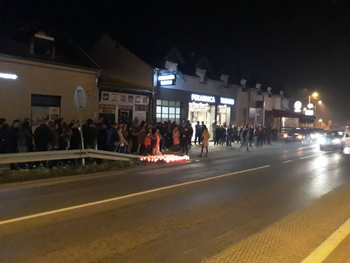 Foto: KAportal/ Građani su ogorčeni, okupili su se i zapalili svijeće na mjestu gdje je dječak poginuo