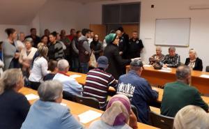 Foto: Radiosarajevo.ba / S današnjeg sastanka u Mjesnoj zajednici Nahorevo
