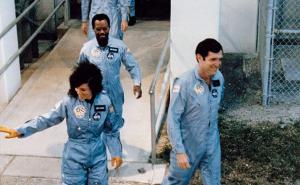 Foto: Bored Panda / Tim svemirskog shuttlea Challenger na putu za ukrcavanje. Challenger se raspao 73 sekunde nakon polijetanja, a svi koji su bili u letjelici su poginuli.
