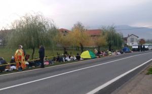 Foto: radiovkladusa.ba /  Oko 80 migranata nalazi se na GP Velika Kladuša-Maljevac