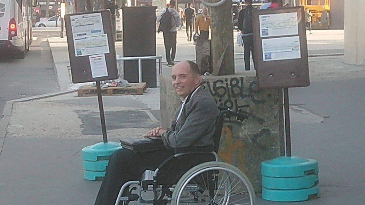 Twitter/ Putnik u kolicima, koji je paralizovan zbog multipla-skleroze, rekao je da je dirnut gestom