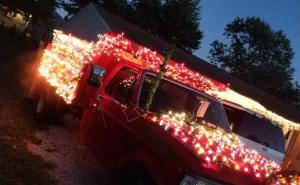 Facebook / Keith se na svoj Božić provozao i u vatrogasnom kamionu, uživao u božićnoj paradi u kojoj je sudjelovalo 100 automobila ukrašenih božićnim ukrasima te dobio i medalju za hrabrost od gradonačelnika