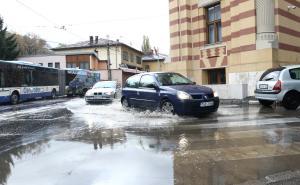 Foto: Dženan Kriještorac / Radiosarajevo.ba / Zbog velike količine vode na kolovozu otežan promet vozila kod Vijećnice