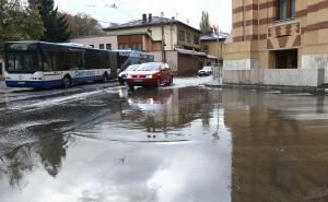 Foto: Dženan Kriještorac / Radiosarajevo.ba / Zbog velike količine vode na kolovozu otežan promet vozila kod Vijećnice
