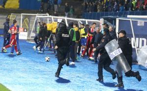 Foto: Dženan Kriještorac / Radiosarajevo.ba / navijači Željezničara ušli su na teren u namjeri da se obračunaju s igračima 