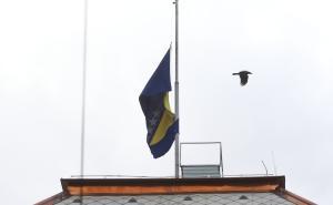 Foto: Dženan Kriještorac / Radiosarajevo.ba / Dan žalosti se obilježava obaveznim isticanjem zastave Bosne i Hercegovine na pola koplja