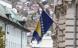 Foto: Dženan Kriještorac / Radiosarajevo.ba / Dan žalosti se obilježava obaveznim isticanjem zastave Bosne i Hercegovine na pola koplja