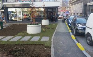 FOTO: Facebook / Umjesto parkinga: Ozelenio plato ispred Pozorišta mladih u Sarajevu