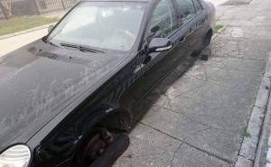 Foto: Radiosarajevo.ba / S Mercedesa u noći otuđene sve četiri gume s felgama