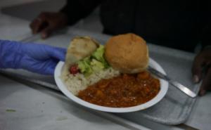 Foto: Pomozi.ba / Preko 1200 obroka dnevno pripremi se u kuhinji koju su uspostavili Pomozi.ba i IOM