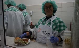 Foto: Pomozi.ba / Preko 1200 obroka dnevno pripremi se u kuhinji koju su uspostavili Pomozi.ba i IOM