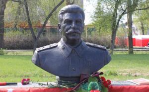 Foto: RSE / Staljinova bista podijelila građane