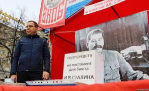 Foto: RSE / Staljinova bista podijelila građane