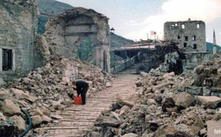 U utorak 9. novembra 1993. srušen Stari most u Mostaru