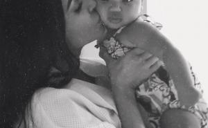 Twitter /   Kim Kardashian je na Instagramu objavila sliku gdje drži i ljubi svoju nećakinju True, kćerku sestre Khloe