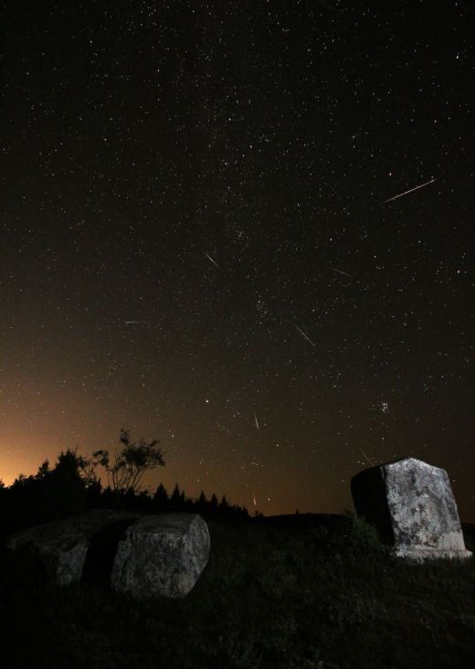 Foto: Alan Ćatović/ Perzeidi - Kadar na slici obuhvata stećke na prečanskom polju kod Dejčića, meteorski pljusak Perzeide, Mliječni put u centralnom dijelu slike, otvoreni zvjezdani skup Plejade – M45, galaksiju Andromeda i mnoštvo zvijezda 