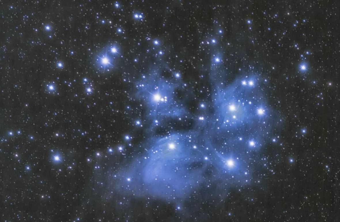 Foto: Alan Ćatović/ Plejade (M45, Vlašići) su jedan od najljepših dragulja noćnog neba. To je otvoreni zvjezdani skup kojim dominiraju vruće, plave, luminozne zvijezde spektralne klase B