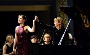 FOTO: Mišo Prodanović / Ivana Gavrić na koncertu sa Sarajevskom filharmonijom 