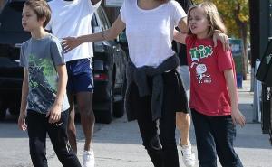 Foto: Daily Mail / Angelina Jolie u šetnji s djecom