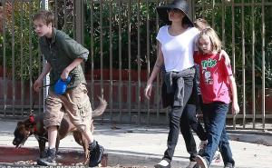Foto: Daily Mail / Angelina Jolie u šetnji s djecom