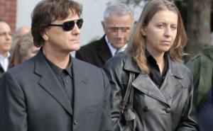 Foto: alo.rs / Čolić sa suprugom na jednom pogrebu u Beogradu