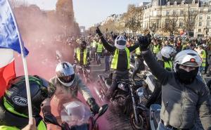 Foto: EPA-EFE / Policija je ispalila suzavac i upotrijebila vodeni top protiv demonstranata u Parizu 