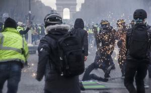Foto: EPA-EFE / Policija je ispalila suzavac i upotrijebila vodeni top protiv demonstranata u Parizu 
