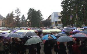 Foto: Radiosarajevo.ba / Novi Travnik: Mirno okupljanje građana nakon teške tragedije koja je zadesila ovaj grad