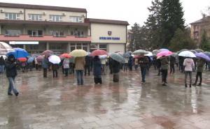 Foto: Radiosarajevo.ba / Novi Travnik: Mirno okupljanje građana nakon teške tragedije koja je zadesila ovaj grad