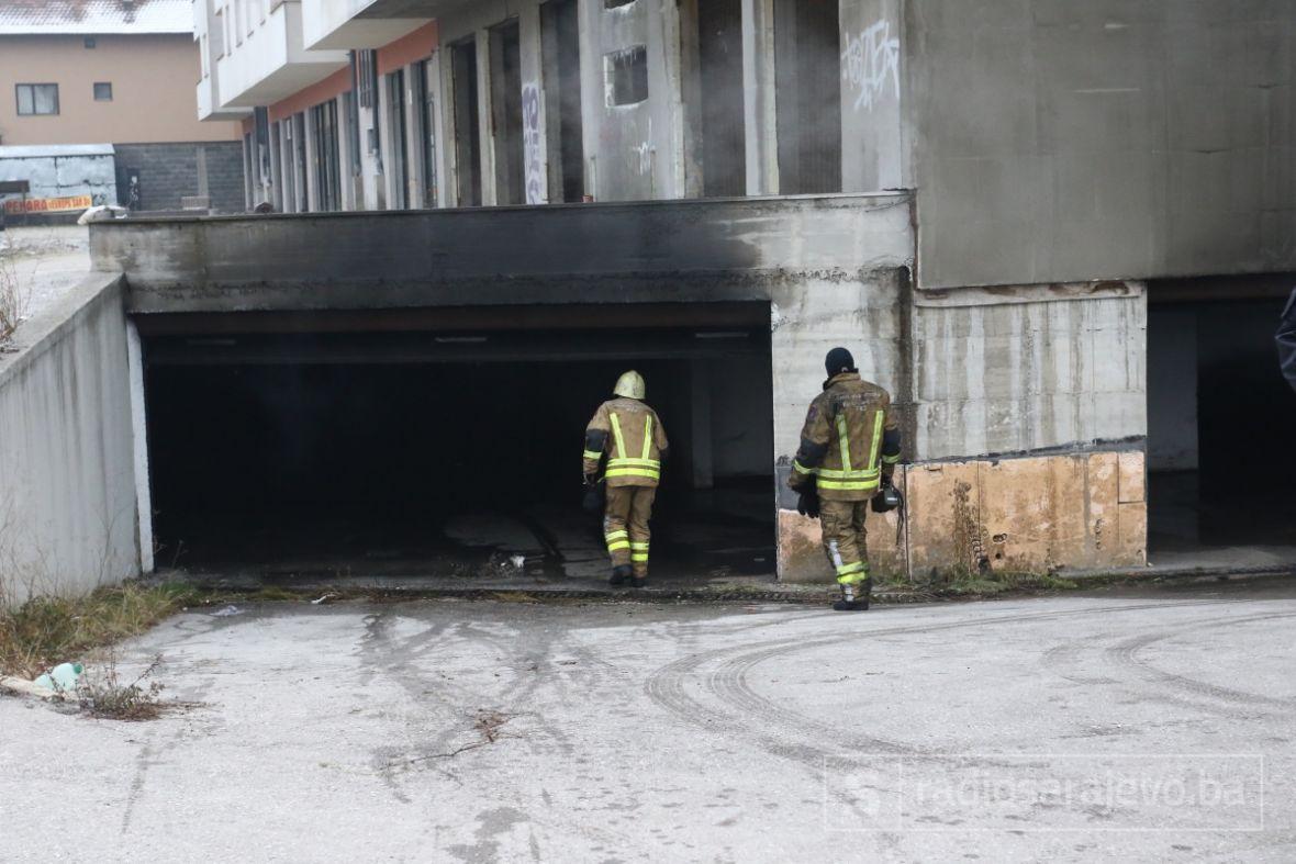 Foto: Dženan Kriještorac / Radiosarajevo.ba/Vatrogasne ekipe su lokalizirale požar na Dobrinji