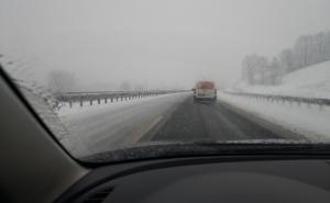 Foto: Radiosarajevo.ba / Patrola Radiosarajevo.ba na A1: Zbog snijega na kolovozu vozi se samo jednom trakom
