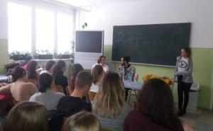 Foto: Srednja medicinska škola Tuzla / Irfan Ribić sa učenjicima Srednje medicinske škole Tuzla