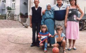 Foto: Birmingham Live / Porodica Solaković (s lijeva na desno: dedo Ramo, nena Hasnija, otac Mehmed, majka Zumra i Mirsad ispred njih)