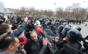 RAS Srbija / Mučne scene na Davidov trgu, policija razbija demonstracije