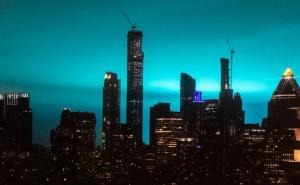 Foto: Twitter / New York: Plavičasta svjetlost obasjala grad