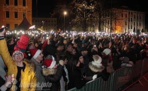 Foto: Bljesak.info / Mostarci su uz pjesmu i vatromet dočekali Novu 2019. godinu na otvorenom